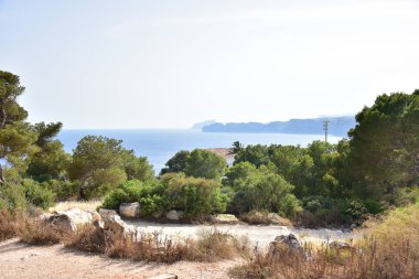 Güzel deniz manzarası, dağlar ve gökyüzü,