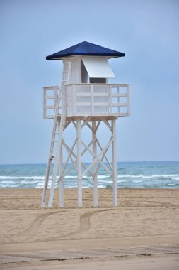 plajda gözetleme kulesi