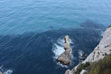 Güzel deniz manzarası, dağlar ve gökyüzü,