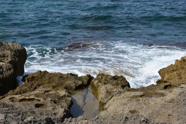 Güzel deniz manzarası, dağlar ve gökyüzü,