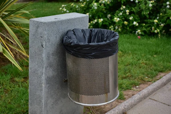 Zwart Ijzer Afval Het Park — Stockfoto