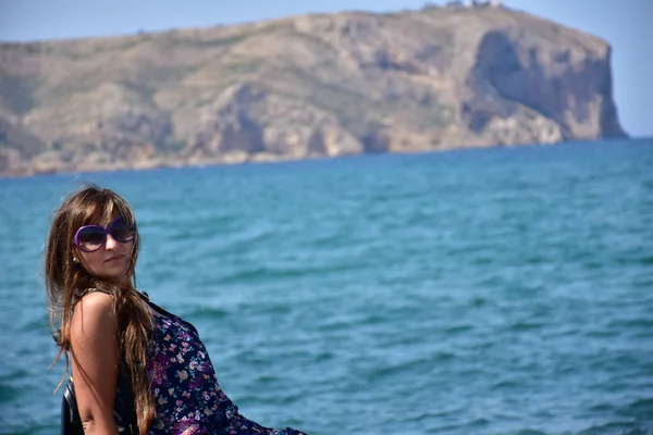 Dívka Slunečních Brýlích Pozadí Moře — Stock fotografie