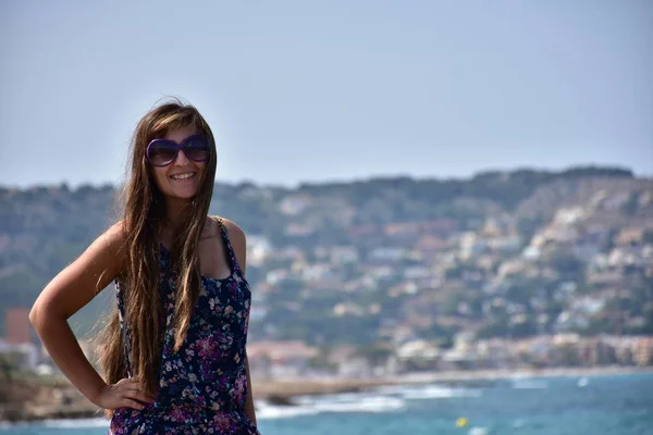 Ragazza Occhiali Sole Uno Sfondo Del Mare — Foto Stock