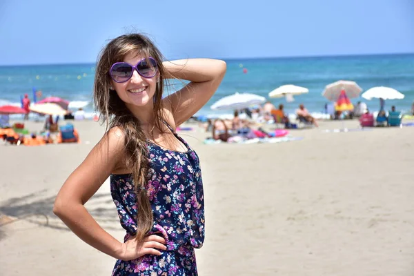 Chica Gafas Sol Sobre Fondo Del Mar —  Fotos de Stock