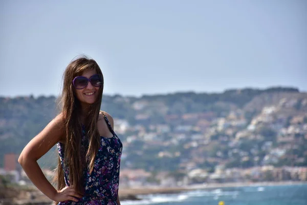 Chica Gafas Sol Sobre Fondo Del Mar — Foto de Stock