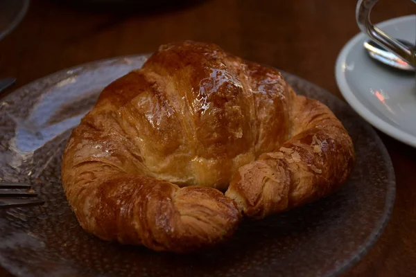 Vynikajícími Croissanty Talíři — Stock fotografie
