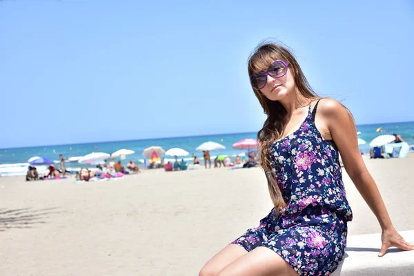 Ragazza Occhiali Sole Uno Sfondo Del Mare — Foto Stock