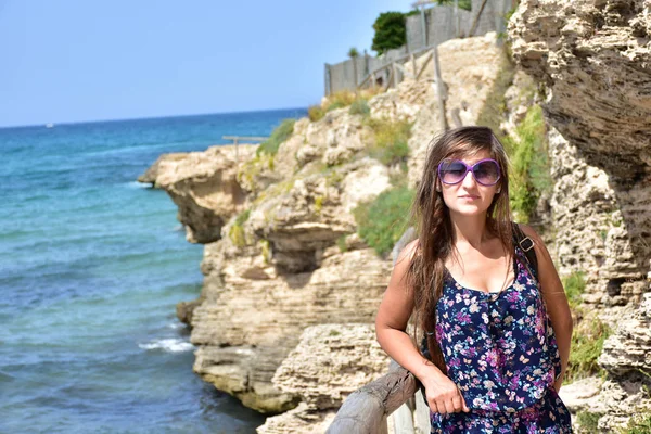 Ragazza Occhiali Sole Uno Sfondo Del Mare — Foto Stock