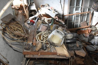 Atölyede farklı inşaat malzemeleri var.