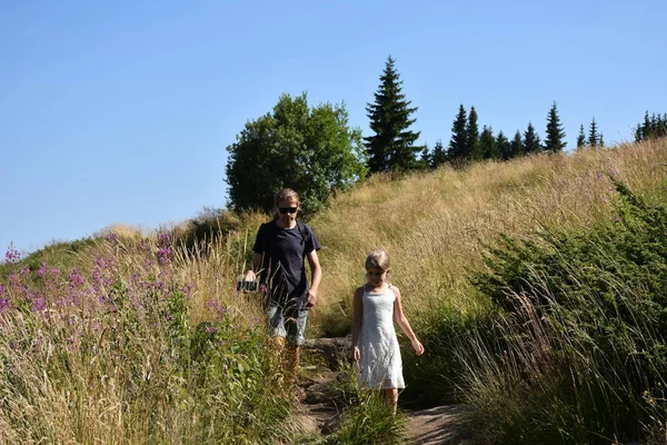 Vater Und Tochter Vor Dem Hintergrund Der Natur — Stockfoto