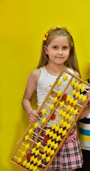 Klein Meisje Met Een Krans Haar Hoofd Een Abacus — Stockfoto