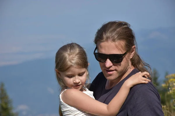 Vater Und Tochter Vor Dem Hintergrund Der Natur — Stockfoto