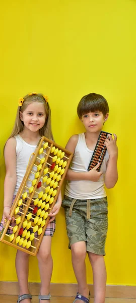 Een Meisje Met Een Krans Haar Hoofd Kinderen Een Abacus — Stockfoto