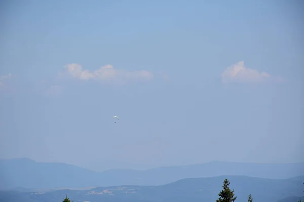 Fallschirmspringer Fliegt Gegen Den Himmel — Stockfoto