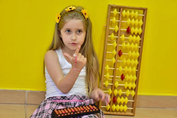 Little Girl Wreath Her Head Abacus — 스톡 사진