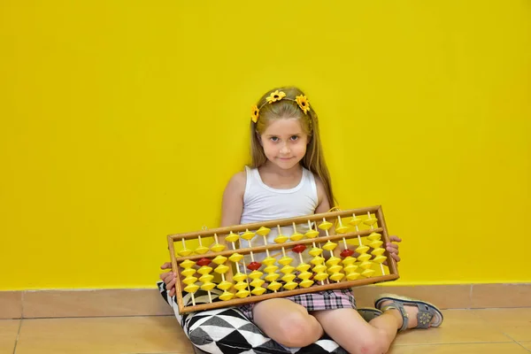 Little Girl Wreath Her Head Abacus — 스톡 사진