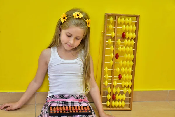 Klein Meisje Met Een Krans Haar Hoofd Een Abacus — Stockfoto