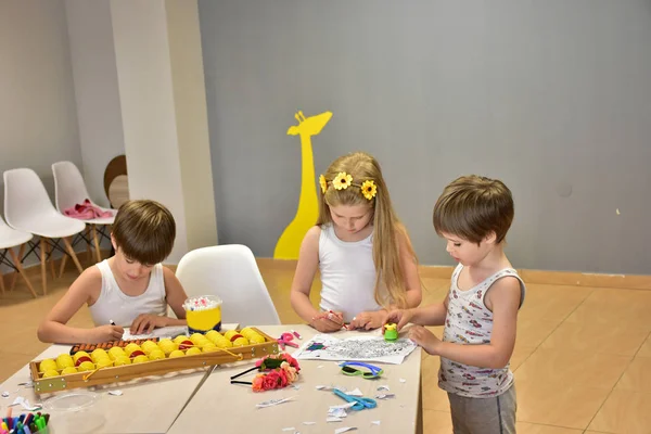 Een Meisje Met Een Krans Haar Hoofd Kinderen Een Abacus — Stockfoto