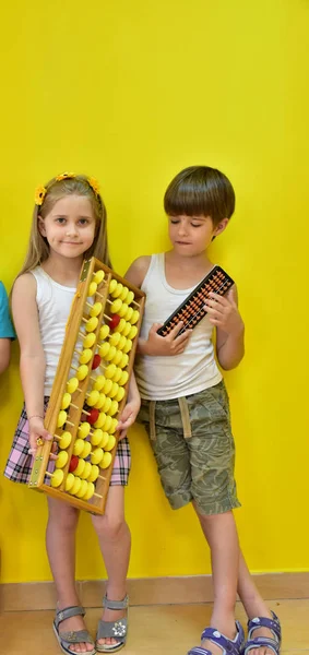 Een Meisje Met Een Krans Haar Hoofd Kinderen Een Abacus — Stockfoto