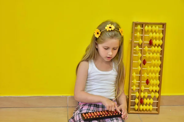 Menina Com Uma Coroa Flores Cabeça Ábaco — Fotografia de Stock