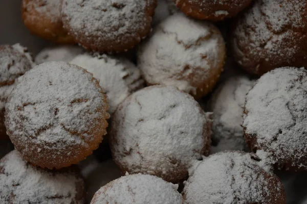 Heerlijke Muffins Bestrooid Met Poedersuiker — Stockfoto