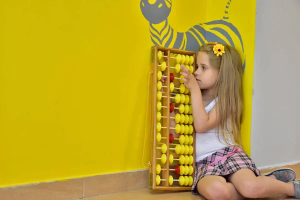 Little Girl Wreath Her Head Abacus — Stok fotoğraf