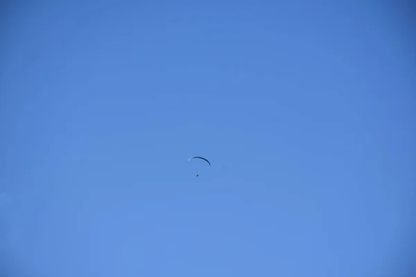 Paracaidista Vuela Contra Cielo —  Fotos de Stock