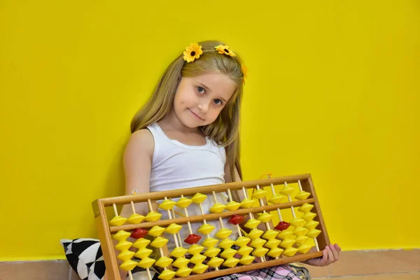 Klein Meisje Met Een Krans Haar Hoofd Een Abacus — Stockfoto