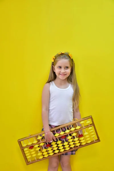 Menina Com Uma Coroa Flores Cabeça Ábaco — Fotografia de Stock