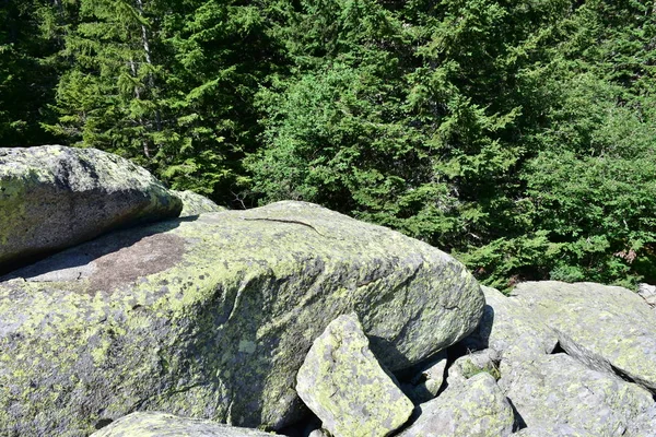 Grote Stenen Een Landschap Achtergrond — Stockfoto