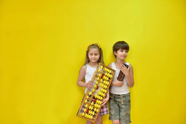 Flicka Med Krans Huvudet Och Barn Och Abacus — Stockfoto