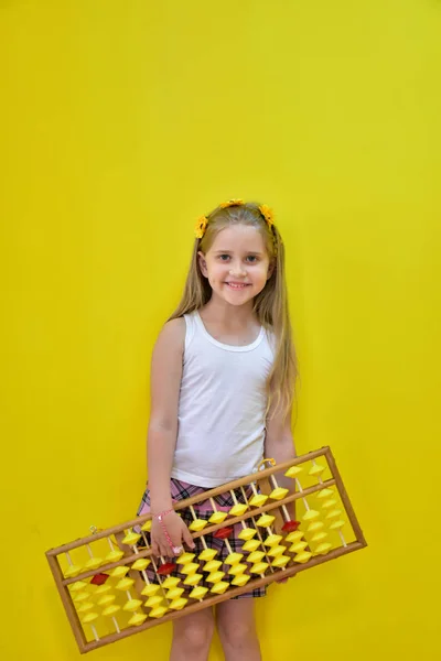 Klein Meisje Met Een Krans Haar Hoofd Een Abacus — Stockfoto