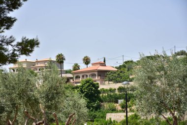 Yazın güzel manzara ve ev