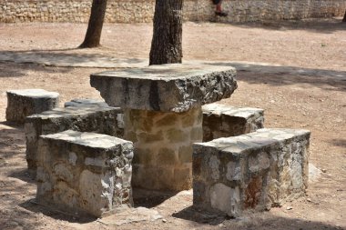 Taş masa ve taş sandalyeler