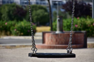 Yaz parkında sallan.