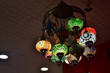 Tavanda asılı güzel bir dekoratif avize.,