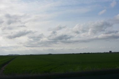 Beyaz bulutlar ve mavi gökyüzü