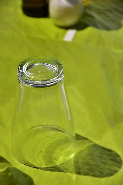 绿色背景上的空玻璃杯 — 图库照片