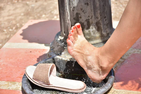 足を水で洗い — ストック写真