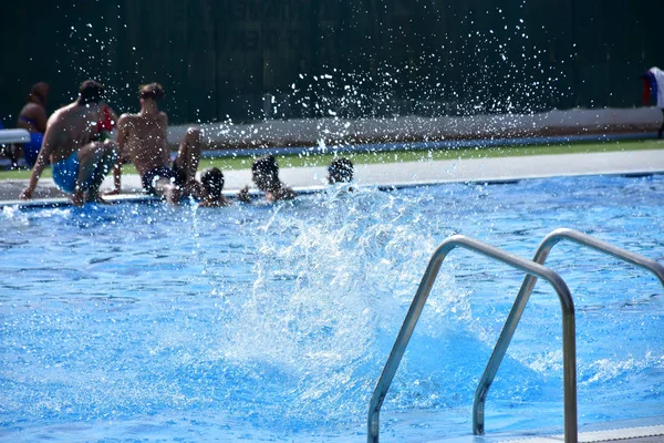 Pessoas Nadando Piscina — Fotografia de Stock