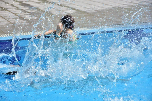 Gente Nadando Piscina —  Fotos de Stock
