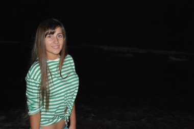 Siyah arka planda kamerası olan bir kız.