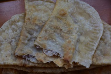 Etli kızarmış börek, etli chebureki.,