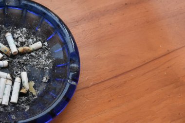 Sigara izmaritleri kül tablasında