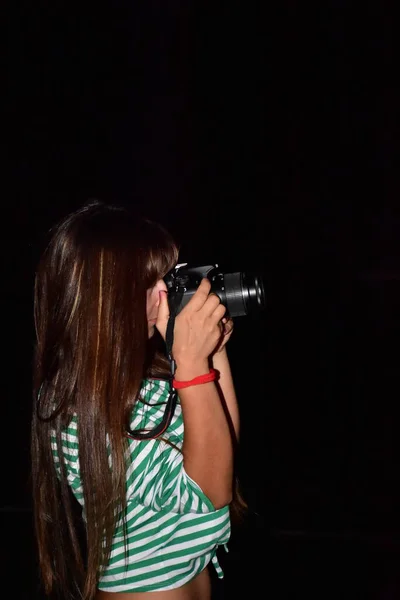 Mädchen Mit Kamera Auf Schwarzem Hintergrund — Stockfoto