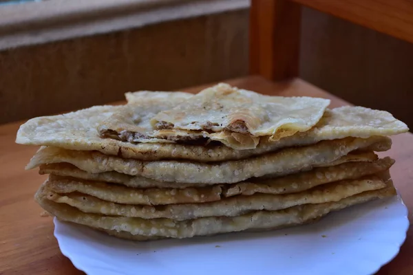 Pasties Fritos Com Carne Uma Chapa Chebureki Com Carne — Fotografia de Stock