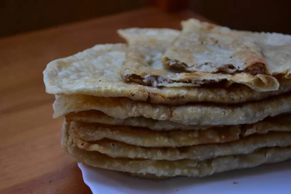 Gebratene Pasteten Mit Fleisch Auf Einem Teller Chebureki Mit Fleisch — Stockfoto