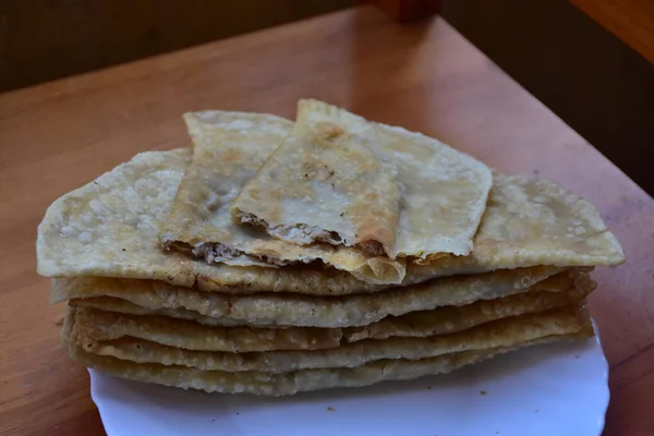 Pasties Fritos Com Carne Uma Chapa Chebureki Com Carne — Fotografia de Stock