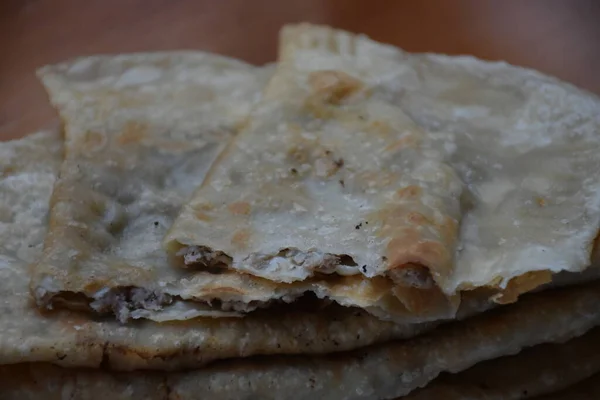 Pasties Fritos Com Carne Uma Chapa Chebureki Com Carne — Fotografia de Stock