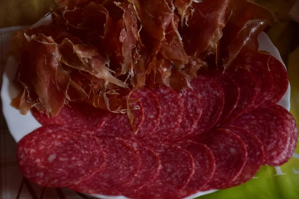 Salami Worst Een Bord Vlees — Stockfoto